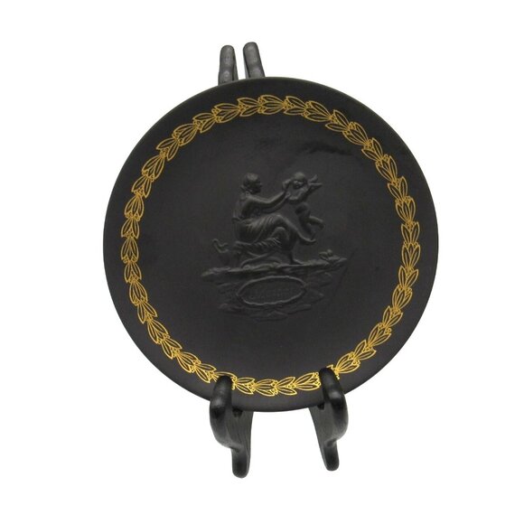 WEDGWOOD Black Basalt PLATE With Gold Laurel Design And Mythological Scene 1970s - Picture 1 of 10